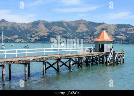 Akaroa, New Zealand - 28. Januar 2017 - Gesamtansicht von Daly Wharf, eine Anlegestelle, Baujahr 1914, am 28. Januar 2017 in Akaroa, Neuseeland. | weltweite Nutzung Stockfoto