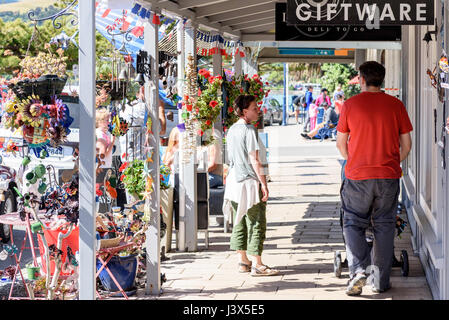 Akaroa, Neuseeland. 28. Januar 2017. Akaroa, New Zealand - 28. Januar 2017 - Touristen gehen am 28. Januar 2017 in Akaroa, Neuseeland hüpfen. | Nutzung weltweit Credit: Dpa/Alamy Live-Nachrichten Stockfoto