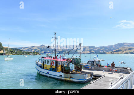 Akaroa, Neuseeland. 28. Januar 2017. Akaroa, New Zealand - 28. Januar 2017 - Fischerboote sind zu sehen in Akaroa wharf am 28. Januar 2017 in Akaroa, Neuseeland. | Nutzung weltweit Credit: Dpa/Alamy Live-Nachrichten Stockfoto