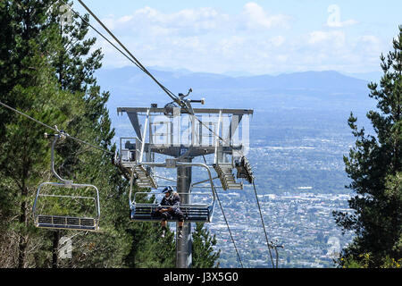 Christchurch, Neuseeland. 19. Dezember 2016. Christchurch, New Zealand - 19. Dezember 2016 - A männlich Mountainbiker wird auf eine Sesselbahn Christchurch Adventure Park am 19. Dezember 2016 in Christchurch, Neuseeland gesehen. Christchurch Adventure Park ist der größte Mountainbike-Park in der südlichen Hemisphäre und wird voraussichtlich eine wichtige touristische Attraktion. Am 21. Dezember wird es für die Öffentlichkeit zugänglich. | Nutzung weltweit Credit: Dpa/Alamy Live-Nachrichten Stockfoto