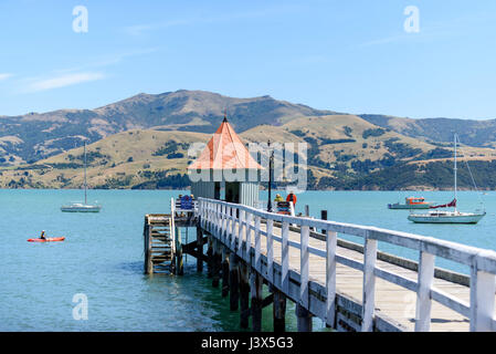 Akaroa, Neuseeland. 28. Januar 2017. Akaroa, New Zealand - 28. Januar 2017 - Gesamtansicht von Daly Wharf, eine Anlegestelle, Baujahr 1914, am 28. Januar 2017 in Akaroa, Neuseeland. | Nutzung weltweit Credit: Dpa/Alamy Live-Nachrichten Stockfoto