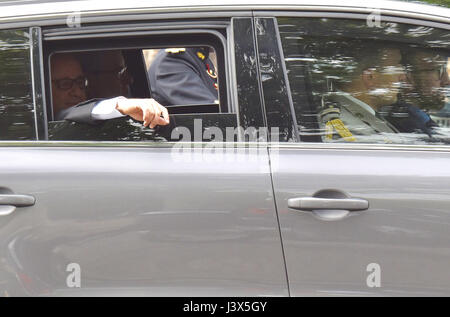 Paris, Frankreich. 8. Mai 2017. Scheidende französische Präsident Francois Hollande Wellen aus einem Auto während der Zeremonie zum 72. Jahrestag des Sieges während des zweiten Weltkrieges am 8. Mai 1945 in Paris, Frankreich, am 8. Mai 2017. Bildnachweis: Li Genxing/Xinhua/Alamy Live-Nachrichten Stockfoto