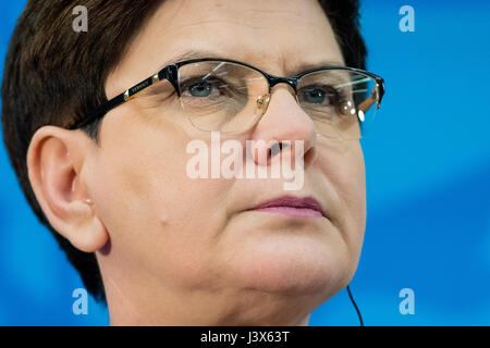 Tallinn, Estland, 8. Mai 2017. Premierminister von Polen Beata Szydlo Adressen die Medien nach traf Premierminister von Estland Juri Ratas, Ministerpräsident von Lettland Maris Kucinskis und Premierminister von Litauen Saulius Skvernelis in Tallinn. Die Themen des Treffens waren regionale Sicherheit, Energiegemeinschaft, Verkehrsverbindungen und die Zukunft der Europäischen Union. Bildnachweis: Nicolas Bouvy/Alamy Live-Nachrichten Stockfoto