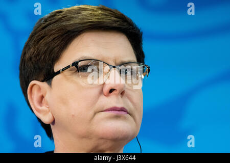 Tallinn, Estland, 8. Mai 2017. Premierminister von Polen Beata Szydlo Adressen die Medien nach traf Premierminister von Estland Juri Ratas, Ministerpräsident von Lettland Maris Kucinskis und Premierminister von Litauen Saulius Skvernelis in Tallinn. Die Themen des Treffens waren regionale Sicherheit, Energiegemeinschaft, Verkehrsverbindungen und die Zukunft der Europäischen Union. Bildnachweis: Nicolas Bouvy/Alamy Live-Nachrichten Stockfoto