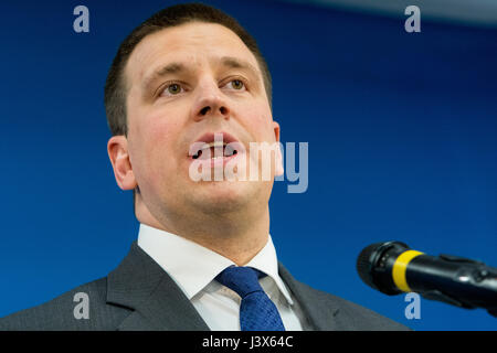 Tallinn, Estland, 8. Mai 2017. Premierminister von Estland Juri Ratas Adressen die Medien nach traf er Premierminister von Polen Beata Szydlo, Ministerpräsident von Lettland Maris Kucinskisand Premierminister von Litauen Saulius Skvernelis in Tallinn. Die Themen des Treffens waren regionale Sicherheit, Energiegemeinschaft, Verkehrsverbindungen und die Zukunft der Europäischen Union. Bildnachweis: Nicolas Bouvy/Alamy Live-Nachrichten Stockfoto