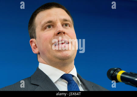 Tallinn, Estland, 8. Mai 2017. Premierminister von Estland Juri Ratas Adressen die Medien nach traf er Premierminister von Polen Beata Szydlo, Ministerpräsident von Lettland Maris Kucinskisand Premierminister von Litauen Saulius Skvernelis in Tallinn. Die Themen des Treffens waren regionale Sicherheit, Energiegemeinschaft, Verkehrsverbindungen und die Zukunft der Europäischen Union. Bildnachweis: Nicolas Bouvy/Alamy Live-Nachrichten Stockfoto