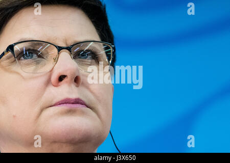 Tallinn, Estland, 8. Mai 2017. Premierminister von Polen Beata Szydlo Adressen die Medien nach traf Premierminister von Estland Juri Ratas, Ministerpräsident von Lettland Maris Kucinskis und Premierminister von Litauen Saulius Skvernelis in Tallinn. Die Themen des Treffens waren regionale Sicherheit, Energiegemeinschaft, Verkehrsverbindungen und die Zukunft der Europäischen Union. Bildnachweis: Nicolas Bouvy/Alamy Live-Nachrichten Stockfoto