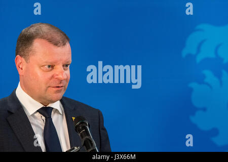 Tallinn, Estland, 8. Mai 2017.  Premierminister von Litauen Saulius Skvernelis Adressen der Medien nach traf er Premierminister von Polen Beata Szydlo, Premierminister von Estland Juri Ratas und Ministerpräsident von Lettland Maris Kucinskis in Tallinn. Die Themen des Treffens waren regionale Sicherheit, Energiegemeinschaft, Verkehrsverbindungen und die Zukunft der Europäischen Union. Bildnachweis: Nicolas Bouvy/Alamy Live-Nachrichten Stockfoto