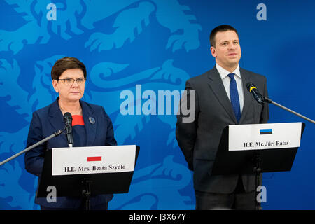 Tallinn, Estland, 8. Mai 2017. Premierminister von Polen Beata Szydlo (L) und Prime Minister of Estonia Juri Ratas (R), Adresse der Medien, nachdem sie mit Ministerpräsident von Lettland Maris Kucinskis und Premierminister von Litauen Saulius Skvernelis in Tallinn. Die Themen des Treffens waren regionale Sicherheit, Energiegemeinschaft, Verkehrsverbindungen und die Zukunft der Europäischen Union. Bildnachweis: Nicolas Bouvy/Alamy Live-Nachrichten Stockfoto