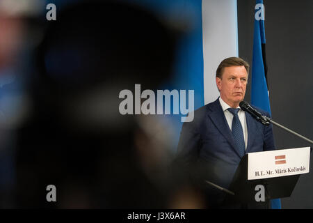 Tallinn, Estland, 8. Mai 2017. Ministerpräsident von Lettland Maris Kucinskis Adressen der Medien nach traf er Premierminister von Polen Beata Szydlo, Premierminister von Litauen Saulius Skvernelis, Premierminister von Estland Juri Ratas in Tallinn. Die Themen des Treffens waren regionale Sicherheit, Energiegemeinschaft, Verkehrsverbindungen und die Zukunft der Europäischen Union. Bildnachweis: Nicolas Bouvy/Alamy Live-Nachrichten Stockfoto