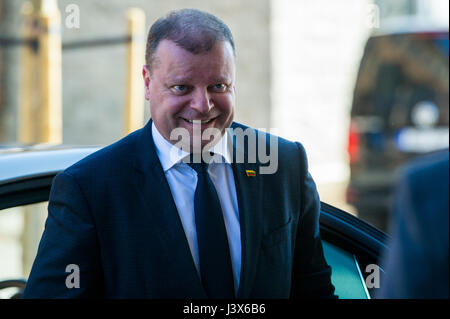 Tallinn, Estland, 8. Mai 2017. Litauen Saulius Skvernelis kommt es zu einem Treffen mit seinen Amtskollegen Baltikum und Polen. Premierminister von Estland Juri Ratas, Ministerpräsident von Lettland Maris Kucinskis, Premierminister von Litauen Saulius Skvernelis und Ministerpräsident von Polen Beata Szydlo treffen sich heute in Tallinn. Die Themen des Treffens waren regionale Sicherheit, Energiegemeinschaft, Verkehrsverbindungen und die Zukunft der Europäischen Union. Bildnachweis: Nicolas Bouvy/Alamy Live-Nachrichten Stockfoto