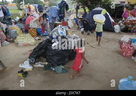 Manaus, 05/08/2017 - 00 - Etwa 30 Warao Familien aus Venezuela lagerten unter der Blume Viadukt in der Nähe der Manaus bus station in der Central-South Region, die meisten von ihnen in Kunsthandwerk leben, aber was auffällt ist die Hälfte sind Kinder und Jugendliche. Die Warao Indianer in Brasilien seit 2014, als die politische und wirtschaftliche Krise in Venezuela verschlechtert, wodurch Mangel an Nahrung, persönliche Hygiene, Medikamente, medizinische Versorgung und Energie für die Bevölkerung floh. (Foto: Danilo Mello) Stockfoto