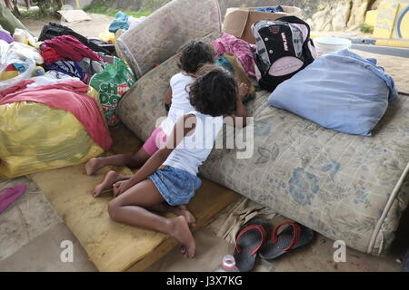 Manaus, 05/08/2017 - 00 - Etwa 30 Warao Familien aus Venezuela lagerten unter der Blume Viadukt in der Nähe der Manaus bus station in der Central-South Region, die meisten von ihnen in Kunsthandwerk leben, aber was auffällt ist die Hälfte sind Kinder und Jugendliche. Die Warao Indianer in Brasilien seit 2014, als die politische und wirtschaftliche Krise in Venezuela verschlechtert, wodurch Mangel an Nahrung, persönliche Hygiene, Medikamente, medizinische Versorgung und Energie für die Bevölkerung floh. (Foto: Danilo Mello) Stockfoto