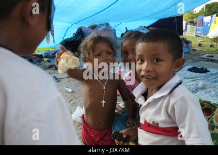 Manaus, 05/08/2017 - 00 - Etwa 30 Warao Familien aus Venezuela lagerten unter der Blume Viadukt in der Nähe der Manaus bus station in der Central-South Region, die meisten von ihnen in Kunsthandwerk leben, aber was auffällt ist die Hälfte sind Kinder und Jugendliche. Die Warao Indianer in Brasilien seit 2014, als die politische und wirtschaftliche Krise in Venezuela verschlechtert, wodurch Mangel an Nahrung, persönliche Hygiene, Medikamente, medizinische Versorgung und Energie für die Bevölkerung floh. (Foto: Danilo Mello) Stockfoto