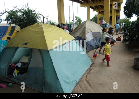 Manaus, 05/08/2017 - 00 - Etwa 30 Warao Familien aus Venezuela lagerten unter der Blume Viadukt in der Nähe der Manaus bus station in der Central-South Region, die meisten von ihnen in Kunsthandwerk leben, aber was auffällt ist die Hälfte sind Kinder und Jugendliche. Die Warao Indianer in Brasilien seit 2014, als die politische und wirtschaftliche Krise in Venezuela verschlechtert, wodurch Mangel an Nahrung, persönliche Hygiene, Medikamente, medizinische Versorgung und Energie für die Bevölkerung floh. (Foto: Danilo Mello) Stockfoto