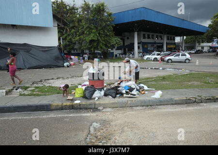 Manaus, 05/08/2017 - 00 - Etwa 30 Warao Familien aus Venezuela lagerten unter der Blume Viadukt in der Nähe der Manaus bus station in der Central-South Region, die meisten von ihnen in Kunsthandwerk leben, aber was auffällt ist die Hälfte sind Kinder und Jugendliche. Die Warao Indianer in Brasilien seit 2014, als die politische und wirtschaftliche Krise in Venezuela verschlechtert, wodurch Mangel an Nahrung, persönliche Hygiene, Medikamente, medizinische Versorgung und Energie für die Bevölkerung floh. (Foto: Danilo Mello) Stockfoto