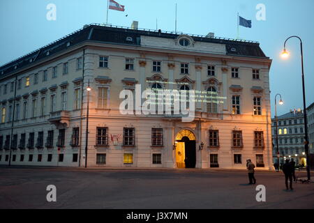Wien, Österreich. 8. Mai 2017. Freudenfest auf dem Heldenplatz in Wien. Das Bild zeigt das Bundeskanzleramt in Wien mit Projektion. Kredit: Franz Perc/Alamy Live News Stockfoto