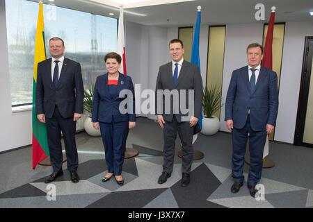 Tallinn, Estland. 8. Mai 2017. Estnische Ministerpräsident Juri Ratas (2. R), lettischer Premierminister Maris Kucinskis (1. R), litauischen Ministerpräsidenten Saulius Skvernelis (1. L) und der polnische Premierminister Beata Szydlo Pose für ein Foto während ihrer Tagung in Tallinn, der Hauptstadt von Estland, am 8. Mai 2017. Hier trafen sich die Premierminister von Estland, Lettland, Litauen und Polen Montag um regionale Sicherheit, Energiegemeinschaft, Verkehrsverbindungen und die Zukunft der Europäischen Union zu diskutieren. Bildnachweis: Raigo Pajula/estnische Regierung Kommunikation Einheit/Xinhua/Alamy Live-Nachrichten Stockfoto