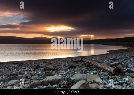 Kuh-grüne Reservoir, obere Teesdale, County Durham UK. Montag, 8. Mai 2017. Großbritannien Wetter.  Einen spektakulären Sonnenuntergang über Kuh grün Reservoir mit Kreuz fiel und die Dun Fells von dämmerungsaktiv Strahlen beleuchtet, wie das trockene Wetter im Norden Englands weiter.  Wasserstand im Reservoir Kuh grün gesunken jetzt niedrig genug, einige der Bereiche, die industrielle Vergangenheit, aussetzen, die unter Wasser verschwunden, da das Reservoir begann im Jahr 1971 zu füllen. Bildnachweis: David Forster/Alamy Live-Nachrichten Stockfoto