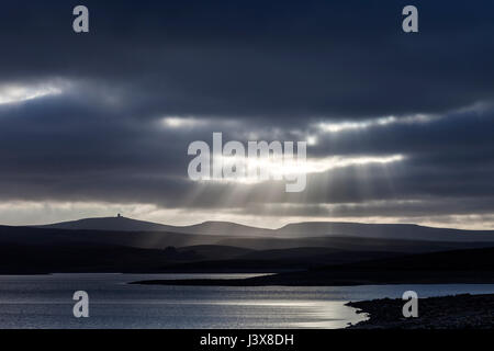 Kuh-grüne Reservoir, obere Teesdale, County Durham UK. Montag, 8. Mai 2017. Großbritannien Wetter. Einige spektakuläre Licht zum Abschluss des Tages im oberen Teesdale als Crepuscular Rays Sweep über Kreuz fiel und große Dun fiel in den North Pennines als das trockene Wetter weiter im Nordosten Englands. Bildnachweis: David Forster/Alamy Live-Nachrichten Stockfoto