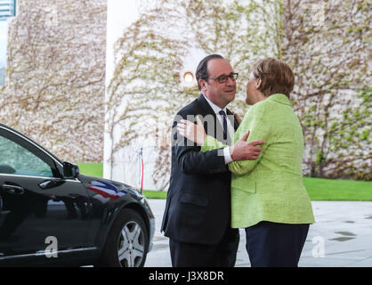 Berlin, Deutschland. 8. Mai 2017. Besuch der französische Präsident Francois Hollande (L) wird von Bundeskanzlerin Angela Merkel in Berlin, Hauptstadt Deutschlands, am 8. Mai 2017 begrüßt. Der französische Präsident Francois Hollande ausgehende besucht Deutschland und traf sich mit Bundeskanzlerin Angela Merkel am Montag. Bildnachweis: Shan Yuqi/Xinhua/Alamy Live-Nachrichten Stockfoto