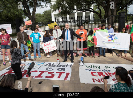 Austin, Texas, USA. 8. Mai 2017. Immigrant Texaner protest gegen die Texas Gouverneursvilla downtown Austin nach Gouverneur Greg Abbott privat auf Kontaktliste Live eine ausländerfeindliche Gesetz unterzeichnet, das Texas Polizisten zur Frage aufenthaltsrechtlichen Status auf festgenommenen Verdächtigen bedürfte. Bildnachweis: Bob Dämmrich/Alamy Live-Nachrichten Stockfoto