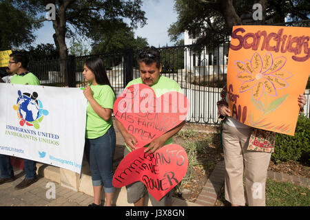 Austin, Texas, USA. 8. Mai 2017. Immigrant Texaner protest gegen die Texas Gouverneursvilla downtown Austin nach Gouverneur Greg Abbott privat auf Kontaktliste Live eine ausländerfeindliche Gesetz unterzeichnet, das Texas Polizisten zur Frage aufenthaltsrechtlichen Status auf festgenommenen Verdächtigen bedürfte. Bildnachweis: Bob Dämmrich/Alamy Live-Nachrichten Stockfoto