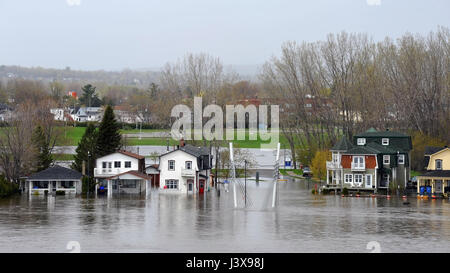 Gatineau, Kanada. 8. Mai 2017. Die schweren Überschwemmungen auf Rue Jacques-Cartier Quebec entlang des Ottawa Flusses geschwollen. Pointe Gatineau zählt mehrere Gebiete in Nordamerika, das Hochwasser gelitten hat. Bildnachweis: Paul McKinnon/Alamy Live-Nachrichten Stockfoto