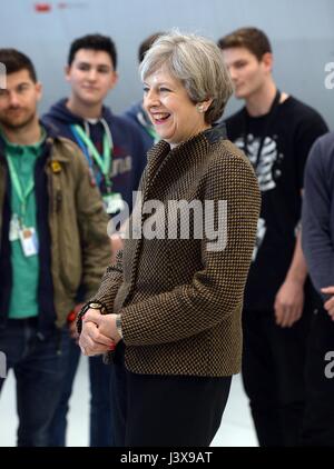 Norwich. 8. Mai 2017. Theresa besucht May, der britische Premierminister und Führer der konservativen Partei, Wahlkampf an der International Aviation Academy in Norwich 8. Mai 2017. Großbritannien hält die Parlamentswahl am 8. Juni. Bildnachweis: Xinhua/Alamy Live-Nachrichten Stockfoto