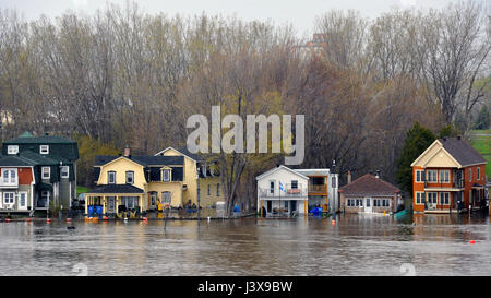 Gatineau, Kanada. 8. Mai 2017. Die schweren Überschwemmungen auf Rue Jacques-Cartier Quebec entlang des Ottawa Flusses geschwollen.  Pointe Gatineau zählt mehrere Gebiete in Nordamerika, das Hochwasser gelitten hat. Bildnachweis: Paul McKinnon/Alamy Live-Nachrichten Stockfoto