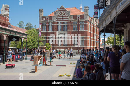 Fremantle, WA, Australien-November 13, 2016:Buskers mit Masse, Fremantle Markets und Fremantle Technical School Building in Fremantle, Western Australia Stockfoto