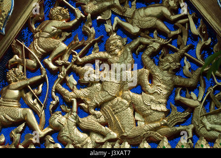 Formen der Darstellung von Kriegern in der Schlacht auf dem Hintergrund der Blose Glas Gold Fliesen, Grand Palace, Bangkok Stockfoto