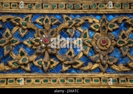 Florales Fries Details in Gold und blau, Tempel des Smaragd-Buddha Stockfoto