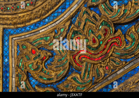 Florales Fries Details in Gold, rot und blau, Tempel des Smaragd-Buddha Stockfoto