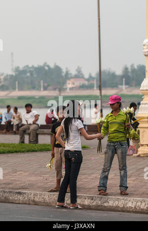 Ein Mädchen verkaufen Insense Stöcke und Lotusblüten, Phnom Penh, Kambodscha Stockfoto