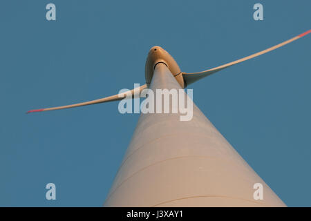 Ansicht eines der Rio Fogo Windkraftanlagen von ihrer Basis Stockfoto