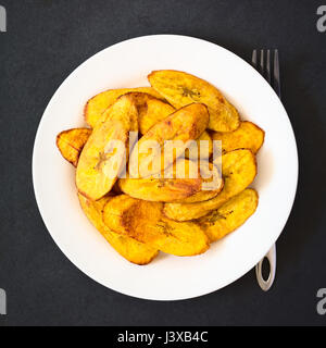 Gebratene Scheiben reife Kochbananen, eine traditionelle und beliebte Snack und Begleitung in Zentralamerika und nördlichen Südamerika Stockfoto