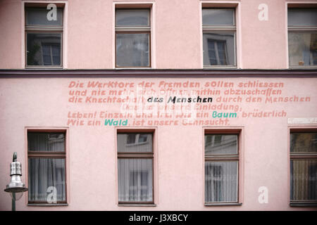 Berlin, Deutschland - 1. Mai 2017: Ein politischer Slogan angewendet an der Fassade eines Wohnhauses und Altbau in Berlin Kreuzberg am 01 Mai 201 Stockfoto