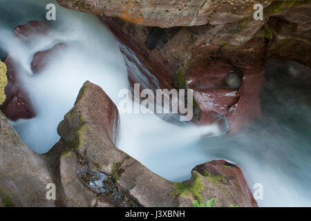 Auf der Suche nach unten über einem Wasserfall im Glacier National Park, Montana, USA. Stockfoto