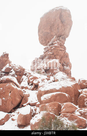 Ausgewogene Felsformation mit Schnee bedeckt. Arches-Nationalpark, Utah, USA. Stockfoto