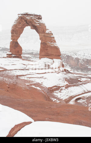 Zarte Bogen Felsformation mit Schnee bedeckt. Arches-Nationalpark, Utah, USA. Stockfoto