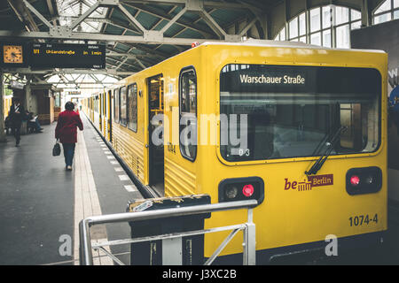 Berlin, Deutschland - 3. Mai 2017: Berlin u-Bahn am Bahnhof (Warschauer Str) in Berlin, Deutschland Stockfoto