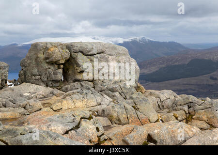 Riesige Felsbrocken umgeben der Sgurr Finnisg-Aig-Aussichtspunkt auf Ben Nevis, Grampian Mountains, Fort William, Schottland, Vereinigtes Königreich. Stockfoto