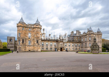 Der Palace of Holyroodhouse (Holyrood Palace) Front mit den Ruinen der Abtei und des 16. Jahrhunderts Nordwestturm links, Royal Mile, Edingburgh, Schottland. VEREINIGTES KÖNIGREICH. Stockfoto