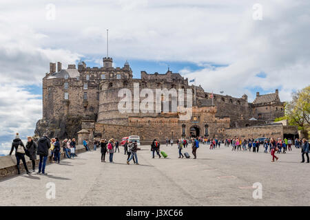 Edinburgh Castle, eine historische Festung, die die Skyline der Stadt von Edinburgh, Schottland, von ihrer Position auf dem Burgfelsen dominiert. Stockfoto