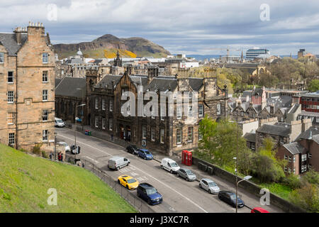 Blick vom Castlehill auf die Altstadt von Edinburgh, ein UNESCO-Weltkulturerbe und auf Salisbury Crags mit Arthurs Seat über Schottland, Großbritannien. Stockfoto