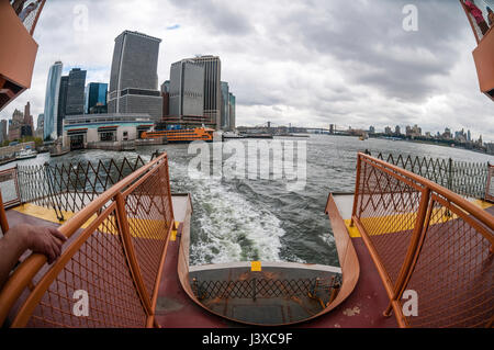 New York, USA, die Staten Island Ferry fährt für eine 5,2 Meile Reise über Upper New York Bay, St. George, Staten Island South Ferry in Manhattan. Stockfoto