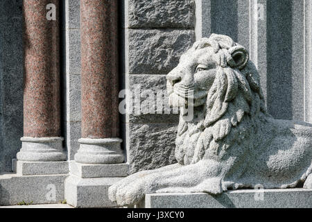 Eine Hand geschnitzte Steinplastik eines männlichen Löwen, Löwenstatue schmücken den Eingang eines Mausoleums in London, Ontario, Kanada. Stockfoto