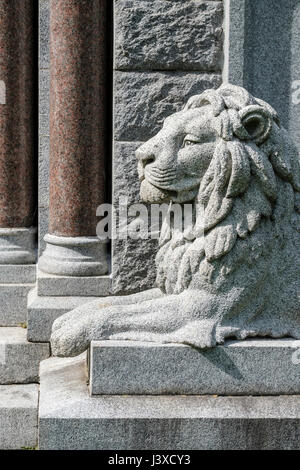 Eine Hand geschnitzte Steinplastik eines männlichen Löwen, Löwenstatue schmücken den Eingang eines Mausoleums in London, Ontario, Kanada. Stockfoto