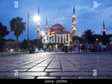 ISTANBUL, Türkei - 14. Juli 2014: Die Ansicht der Hagia Sophia in die Abend-Beleuchtung von Sultan Ahmet Park, Istanbul, Türkei Stockfoto